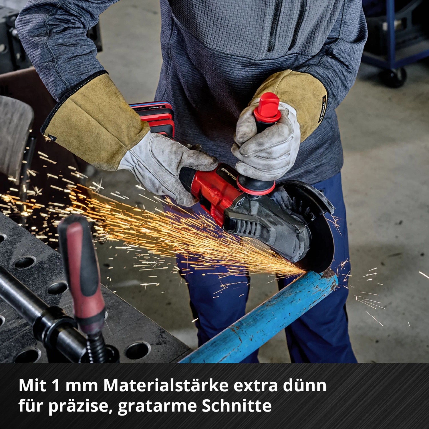 Einhell Dünntrennscheiben Set im Einsatz: Winkelschleifer trennt Metallrohr, Funken sprühen.