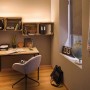 Beleuchteter Arbeitsplatz mit Paulmann LED-Power Strip Set, warmweißes Licht unter Regalen.