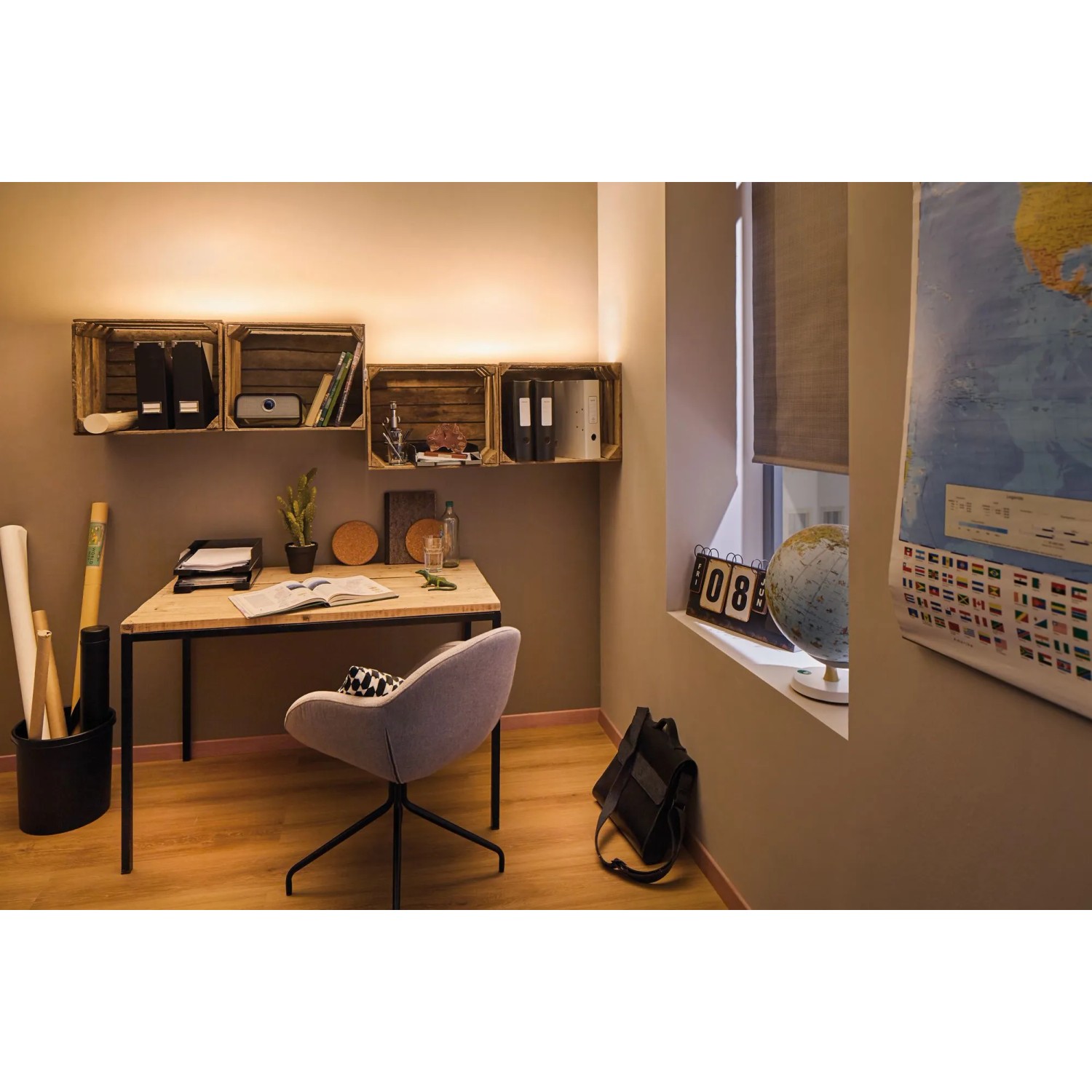 Beleuchteter Arbeitsplatz mit Paulmann LED-Power Strip Set, warmweißes Licht unter Regalen.