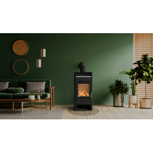 Schwarzer Fireplace Kaminofen Santa Fe (6 kW) im Wohnraum mit brennendem Feuer.