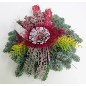 Grabbouquet Erika auf Holzscheibe, ca. 30 cm. Grabgesteck mit Nobilistanne und Dekoration.