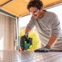 Mann sägt mit Bosch Akku-Stichsäge UniversalSaw 18V-100 in Metallplatte. Stichsäge für Holz, Kunststoff & Metall.