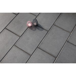 Diephaus Terrassenplatten Nano Tec Schwarz-Basalt, 60x40 cm, mit zwei Windlichtern auf verlegter Fläche.