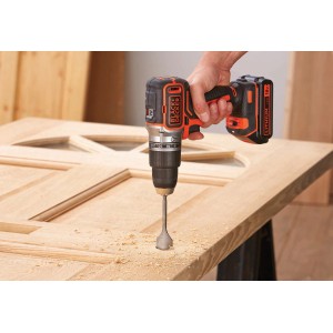 Black+Decker Akku-Schlagbohrschrauber BL188K beim Bohren in Holz.