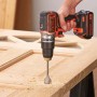 Black+Decker Akku-Schlagbohrschrauber BL188K beim Bohren in Holz.