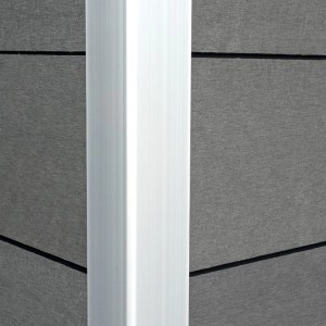 Detailaufnahme WPC Hochbeet, hellgraue Paneele und weiße Eckverbindung.