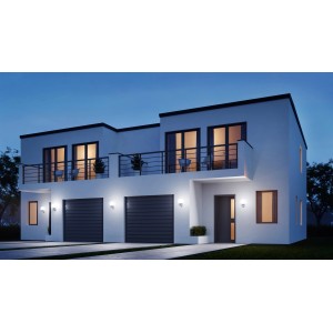 Beleuchtetes Haus mit Steinel Außenwandleuchte L 585 S Weiß neben Garagentor.