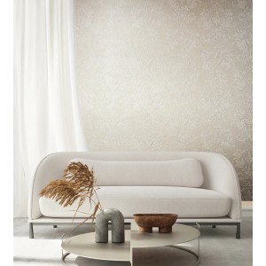 Beige-weiße Marburg Vliestapete mit floralem Ornament im Wohnraum.
