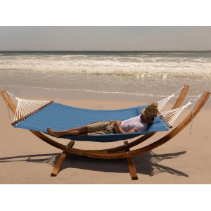 Axi Hängematte Hawaii Set mit Holzgestell blau, mit Person am Strand.