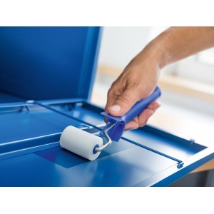 Hand lackiert blaue Oberfläche mit LUX Schaumwalze (5 cm). Farbwalzen Set für feine Lackarbeiten.