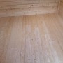 Innenansicht Weka Gartenhaus Taro C mit naturbelassenem Fichtenholz und Massivholzboden.