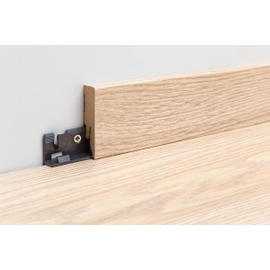 Egger Clipholder: Sockelleiste (Holzdekor) befestigt mit Befestigungsclips an Wand und Boden.