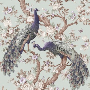 Laura Ashley Vliestapete Belvedere Duck Egg mit Pfauenmuster und Blüten auf hellblauem Grund.