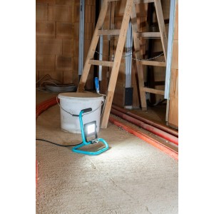 Eglo LED-Baustrahler Avelar, 22W, schwarz-türkis, mit S-förmigem Gestell und hellem Licht.