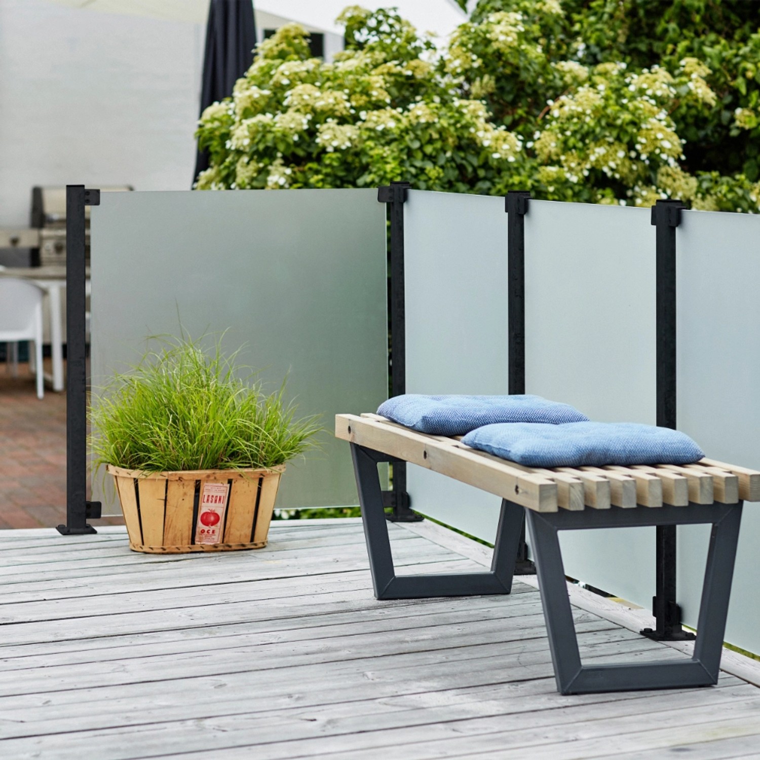 Schwarzer Stahl Zaunpfosten 4,5x4,5x96cm als Teil eines Sichtschutzzauns im Garten.