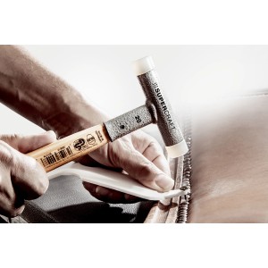 Halder Schonhammer Supercraft D 70 mm mit Hickorystiel im Einsatz beim Polstern.