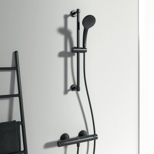 Ideal Standard Idealrain Brausekombination in Schwarz mit Handbrause und Brausestange.