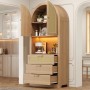 Naturfarbener Vitrinenschrank mit geschwungener Form, Rattantüren, LED-Beleuchtung und Schubladen für Wohnzimmer.