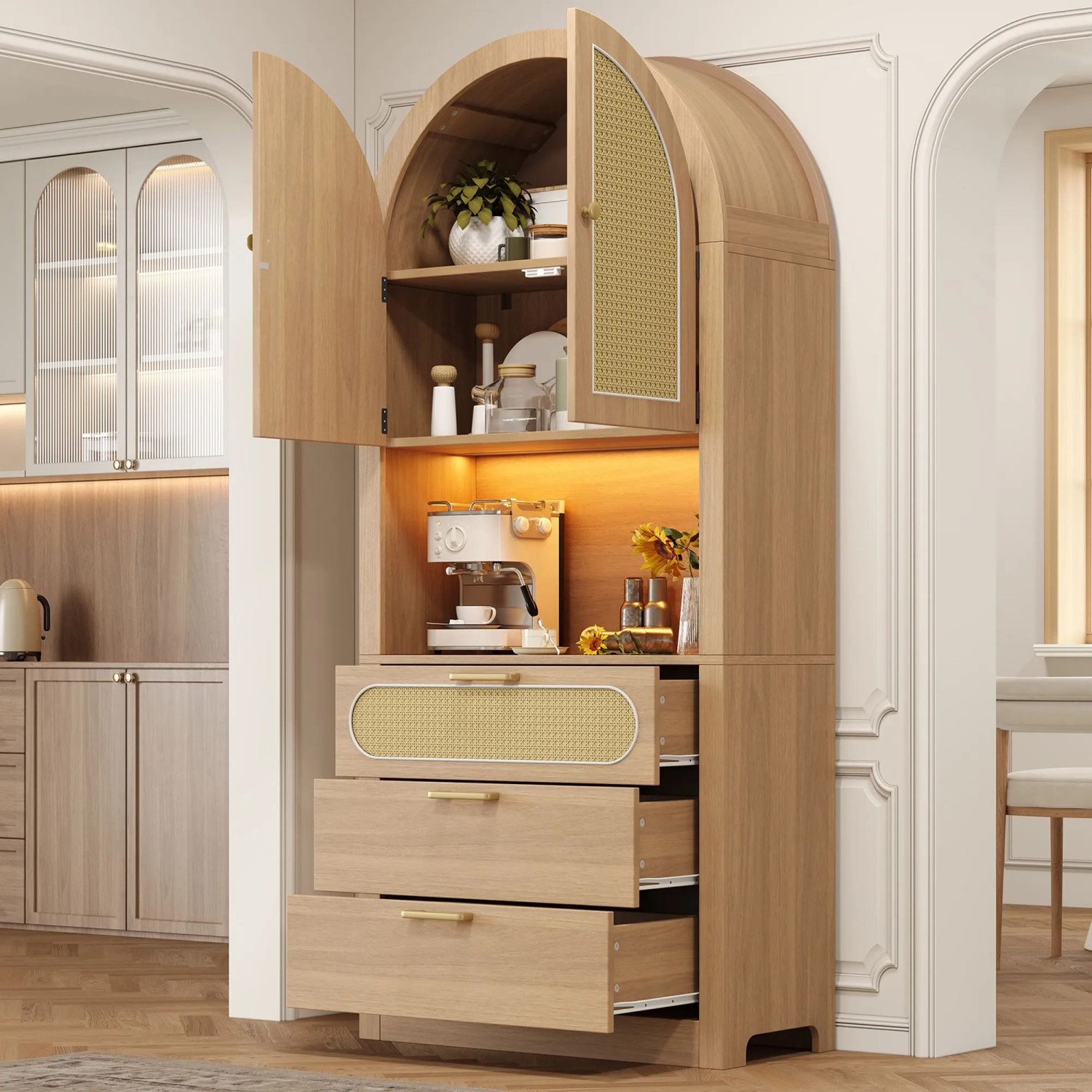 Naturfarbener Vitrinenschrank mit geschwungener Form, Rattantüren, LED-Beleuchtung und Schubladen für Wohnzimmer.