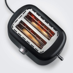 Schwarzer Severin Automatiktoaster AT 4321 mit zwei Toastscheiben im Schlitz.