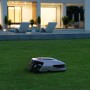Dreame Mähroboter A2 2000 auf Rasen vor modernem Haus.