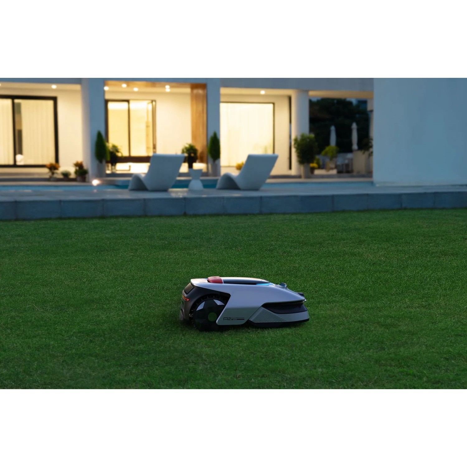 Dreame Mähroboter A2 2000 auf Rasen vor modernem Haus.
