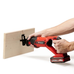 Einhell Akku-Universalsäge TE-AP 18 Li-Solo beim Sägen von Holz.