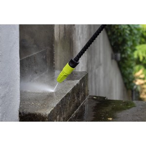 AVA Hochdruckreiniger Smart P60 im Einsatz: Düse reinigt Steintreppe mit Wasserstrahl.