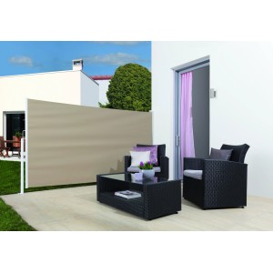 Beige OBI Vertikal-Markise Livingston (300x150 cm) als Wind- und Sichtschutz auf Terrasse.