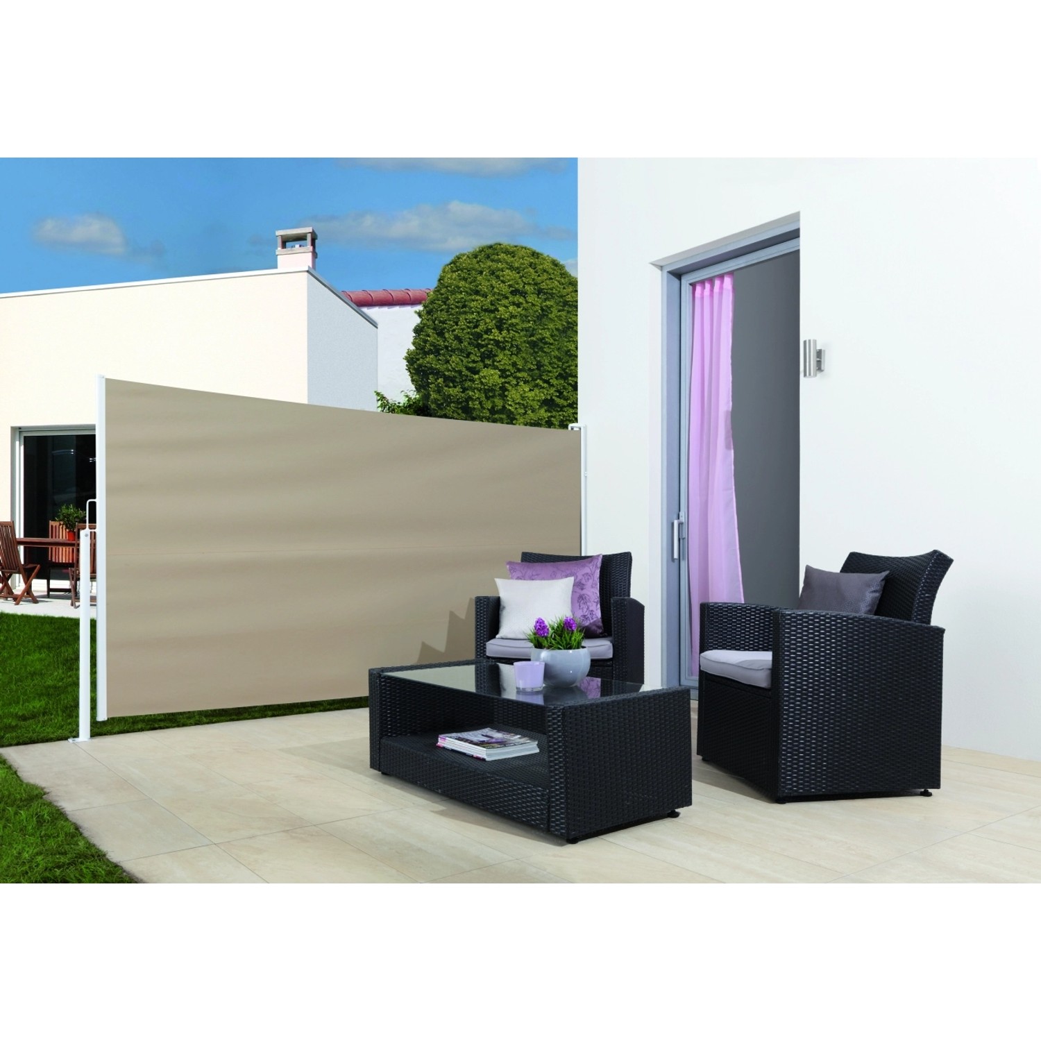 Beige OBI Vertikal-Markise Livingston (300x150 cm) als Wind- und Sichtschutz auf Terrasse.