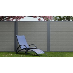 GroJa BasicLine Nova Sichtschutzzaun, quadratisch, 180x180 cm, Grey Ash Cut, mit Liegestuhl im Garten.