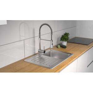 Schütte Spiralfeder-Spültischarmatur Cornwall Chrom am Spültisch mit Abtropffläche.