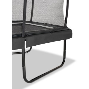 Detailaufnahme: Schwarzes EXIT Allure Premium Gartentrampolin, Fokus auf Rahmen, Schutzrand und Sicherheitsnetz.