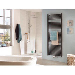 Nordholm Badheizkörper Saar, gerade, schwarz matt, mit Handtüchern im Badezimmer.