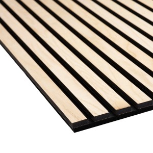 Akustikpaneel Esche/Schwarz: MDF-Holzpaneel mit schwarzem Filz für Wand- und Deckenverkleidung.