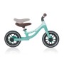 Mintfarbenes Globber Go Bike Elite Air Laufrad für Kinder, 10 Zoll Luftbereifung, höhenverstellbarer Sattel.