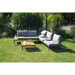 Acamp Loungegruppe Paros Anthrazit-Teak FSC® auf Rasen, bestehend aus Bänken, Eckteil und Tisch.
