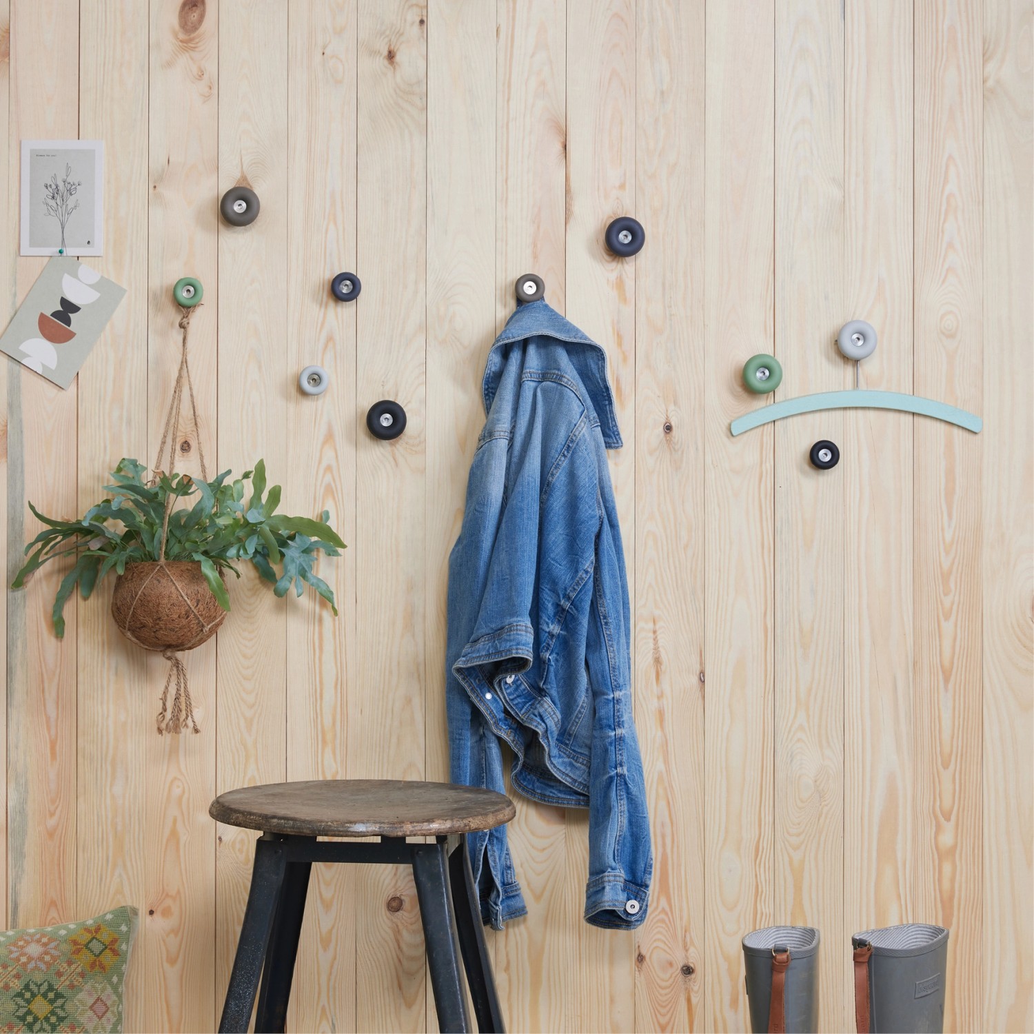 Wand mit mehreren Wagner Hooks4home Dot Wandhaken in Taupe, mit Jacke, Pflanze und Hocker.