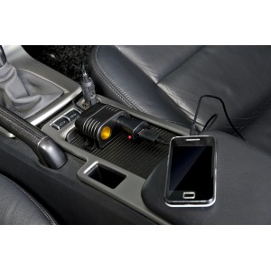 OBI Doppelsteckdose im Auto mit Handy verbunden. Autoelektrik für zwei Geräte am Zigarettenanzünder.