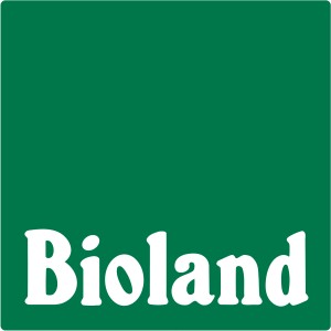 Bioland Logo auf grünem Hintergrund.