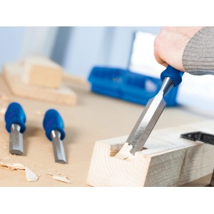 LUX Stechbeitel Classic 25 mm im Einsatz beim Holz bearbeiten.
