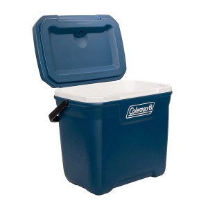 Campingaz Kühlbox Xtreme 28QT, blau-weiß, mit geöffnetem Deckel. Ideal für Camping und Outdoor.