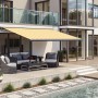 Ausgefahrene Wismar Kassettenmarkise S-Compact, 200x150 cm, gelb-weiß-grau, auf Terrasse.