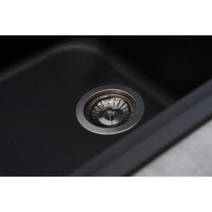 Detailaufnahme: Schwarze Respekta Granitspüle Orlando mit Siebkorbventil.