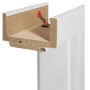Detailaufnahme: Weiße Türzarge, 12-14 cm Wandstärke, links angeschlagen.