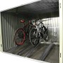 Westmann Fahrradgarage Anthrazit mit zwei Fahrrädern und geöffneten Türen.