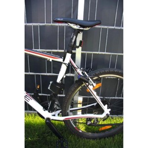 Fahrrad mit Basi Spiralschloss ZR 302 am Rahmen befestigt, Kabelschloss schwarz.