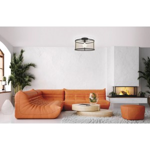 Schwarze Eglo Deckenleuchte Dellow mit Messingdetails, 1-flammig, im Wohnraum.