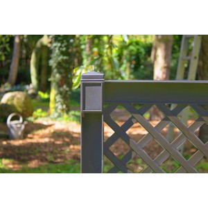 Detailansicht: Anthrazitfarbener KHW Pflanzkasten mit Spalier, 140x100x43 cm, im Garten.