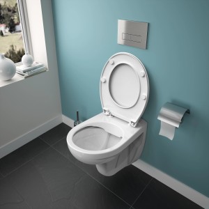 Weißes Ideal Standard Wand-WC Eurovit ohne Spülrand mit offenem WC-Sitz an blauer Wand.